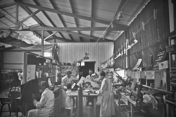 Fotos Antiguas de Mendoza, Argentina y el Mundo de cada década desde 1880:  Talleres de Juan Pí. La imagen, tomada en la década del veinte, muestra los  talleres de revelado que poseía